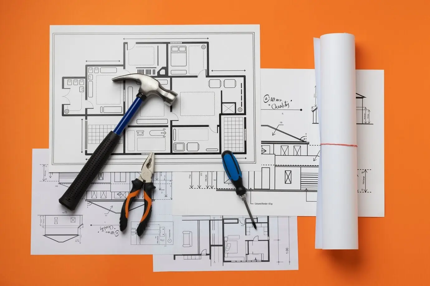 Blick auf einen Stahlhammer mit anderen Bauelementen und Werkzeugen.